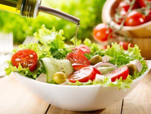 Witte schaal met salade en olijfolie