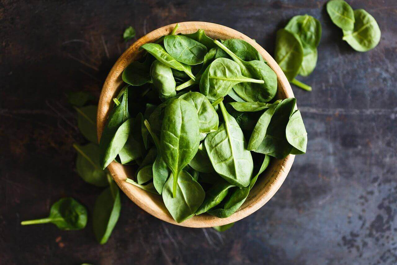 Detox-salades met spinazie voor het reinigen van de dikke darm