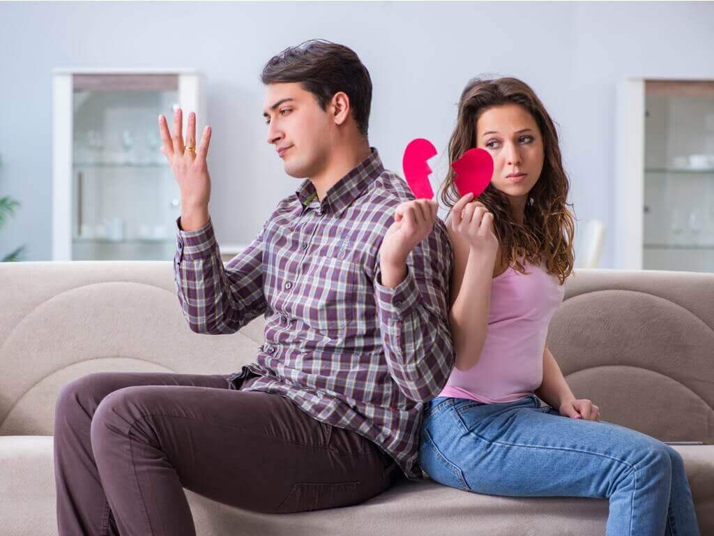 Stel houdt ieder een deel van een gebroken hart vast