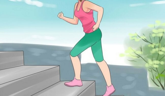 Vrouw in sportkleding loopt een trap op