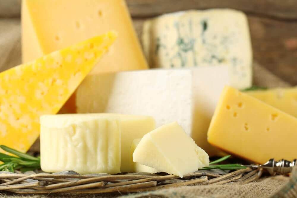 Rieten mandje met verschillende soorten kaas