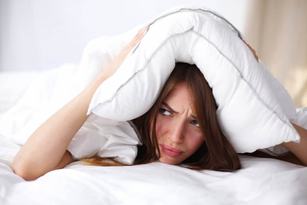 Vrouw met kussen op haar hoofd