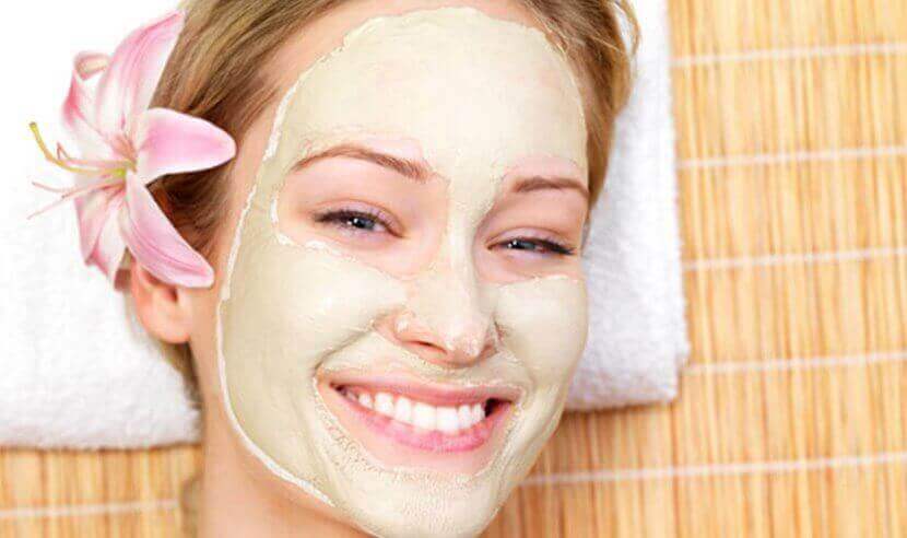 Lachende vrouw met een masker op haar gezicht