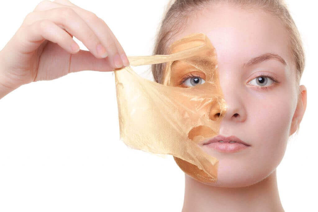 Vrouw haalt masker van gezicht