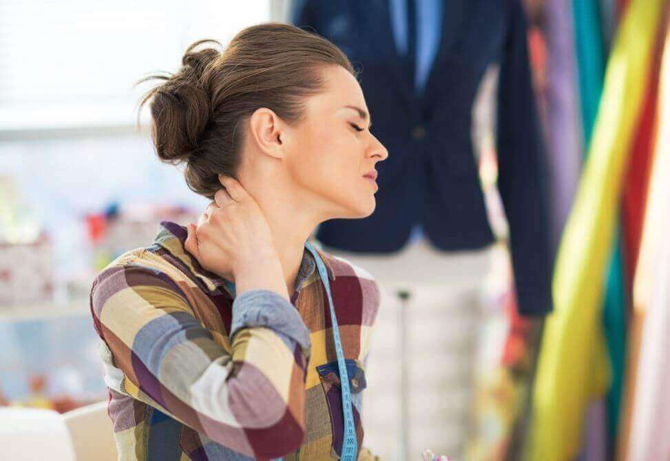 Vrouw houdt pijnlijke nek vast