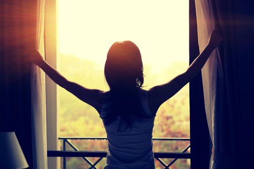 Vrouw kijkt naar de zonsopgang