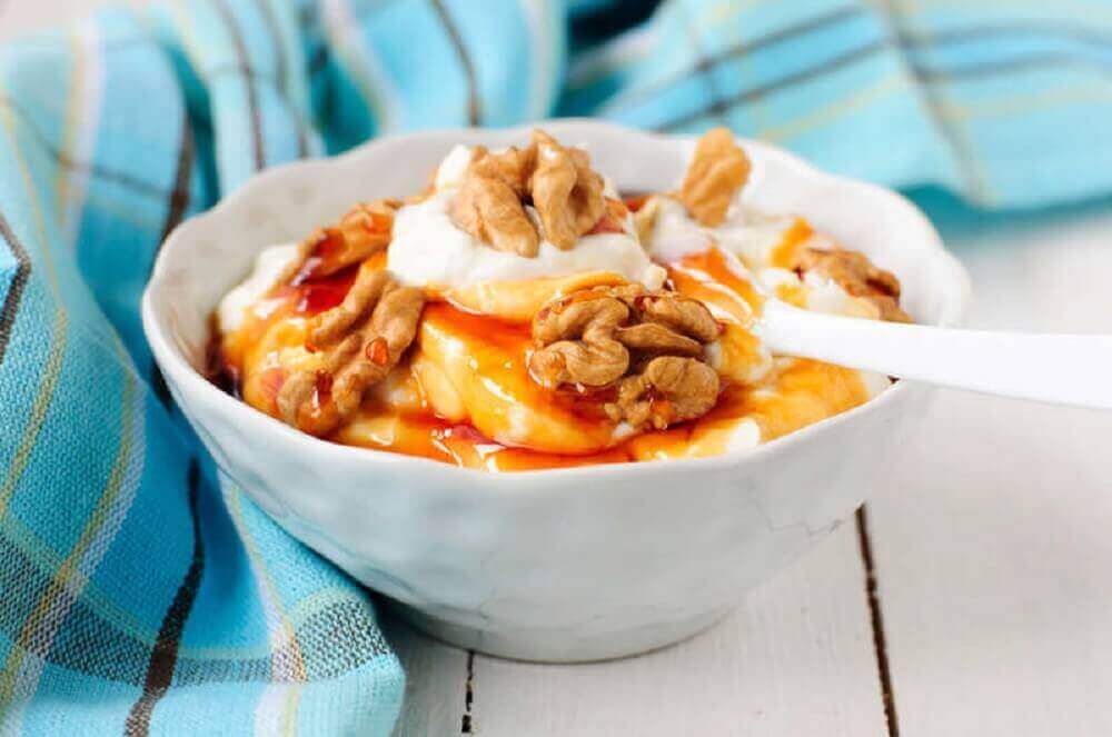 Snacks om bij de hand te houden: yoghurt met noten
