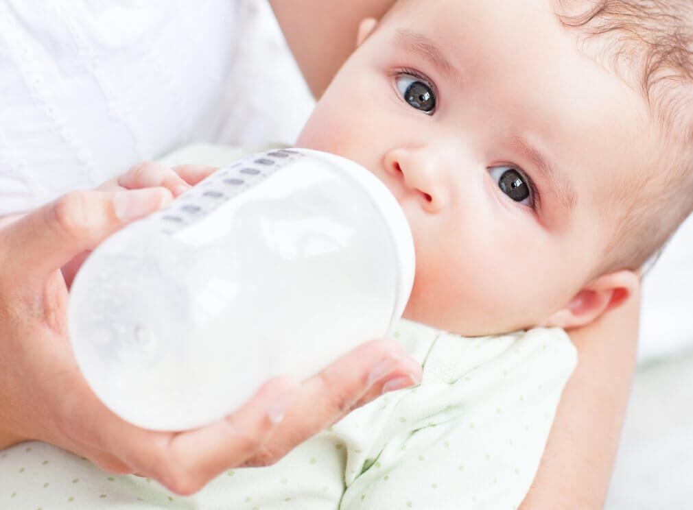 Moet je je baby wakker maken voor de voeding?