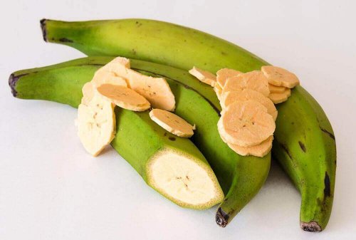 Patacones wordt van groene bakbananen gemaakt
