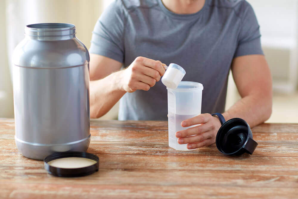 Man die een creatine supplement inneemt