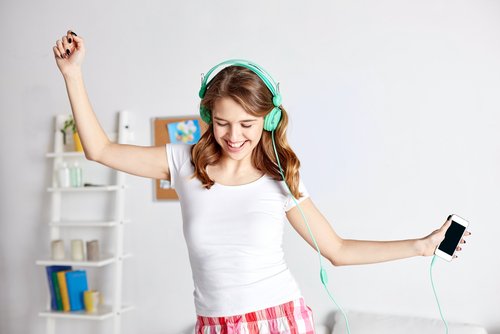 Meisje dat danst omdat ze geen last meer heeft van stemmingswisselingen