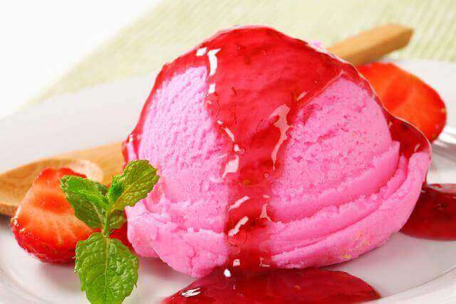 Voedzame desserts: ijs van aardbeien