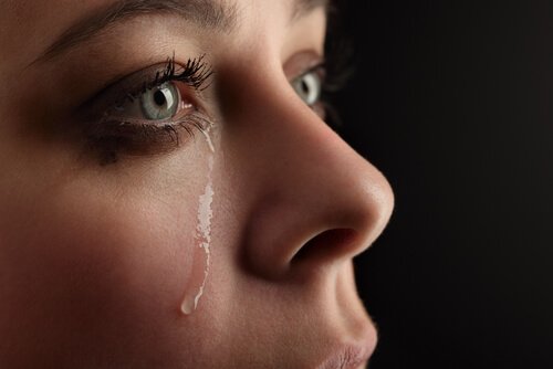 Vrouw met een traan op haar wang