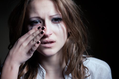 Vrouw die haar tranen wegveegt