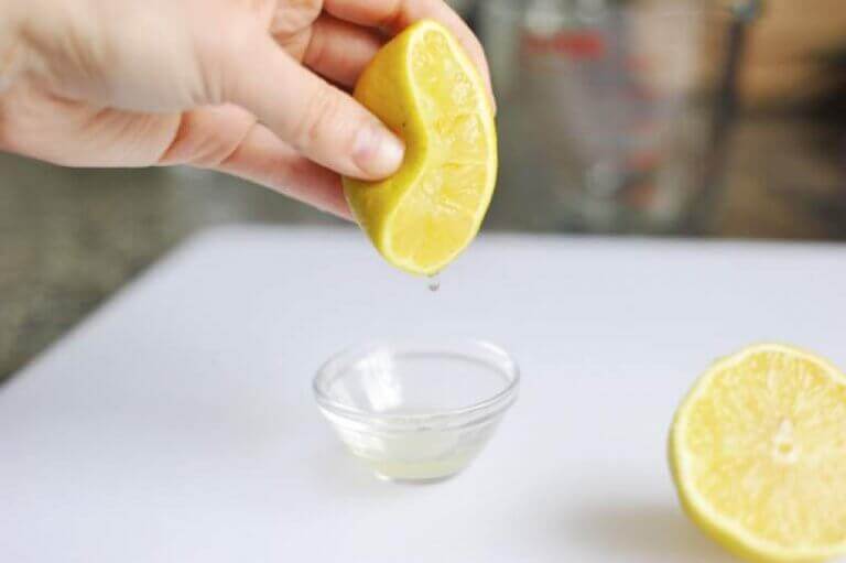 Vet verwijderen van het aanrecht met citroen
