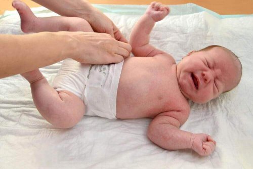 Moet je je baby wakker maken om de luier te verschonen?