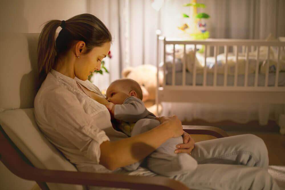 Je baby wakker maken voor de voeding