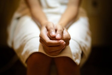 Vrouw die op de wc zit omdat ze last heeft van anuskloofjes