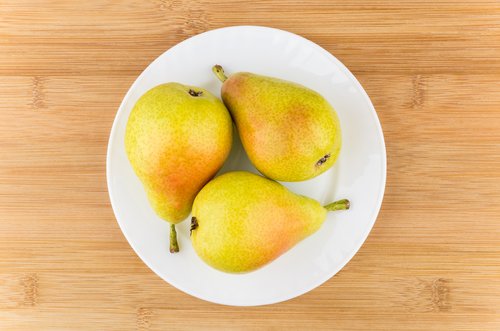 Drie peertjes op een bordje, maar wat is veilig fruit voor je baby?