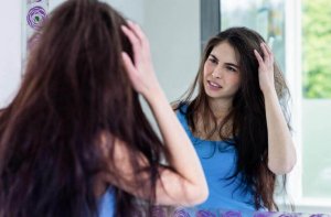Kroezig haar voorkomen met enkele natuurlijke oplossingen
