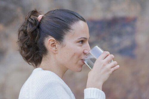 Drink voldoende water om gebarsten lippen te voorkomen