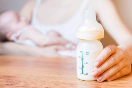 Moet je je baby wakker maken voor de voeding?