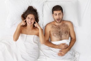 Snurken voorkomen door de vijf beste natuurlijke remedies te gebruiken