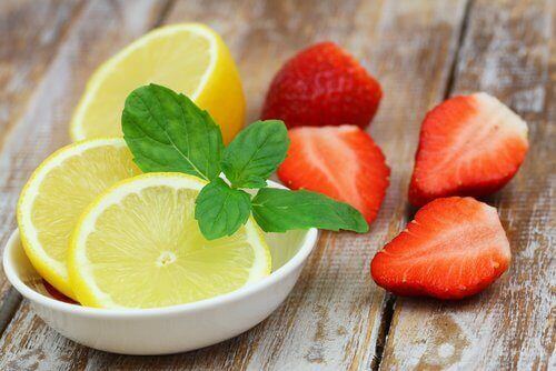 Je lichaam zuiveren: citroen en aardbei