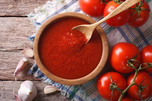 Tomatensaus past goed bij vegetarische gehaktballen
