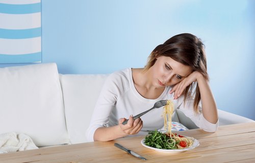 Depressieve vrouw die voeding tegen depressie moet proberen