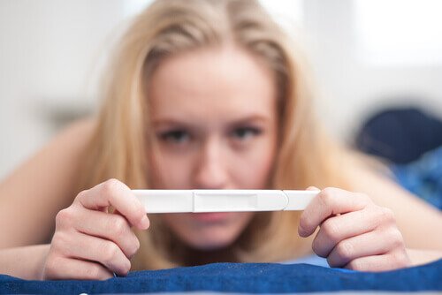 Vrouw met een zwangerschapstest 