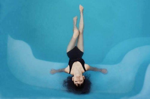 Zwemmen helpt je te ontspannen, net zoals muziektherapie