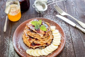 Pannenkoeken met havermout, bananen, cacao en kokosolie als ontbijt