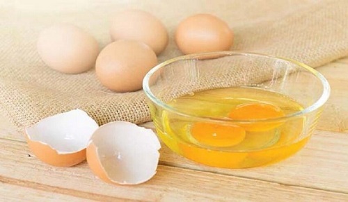 Broze nagels versterken met eierdooier