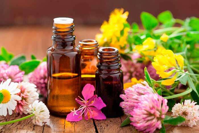 Een droge huid behandelen met etherische oliën