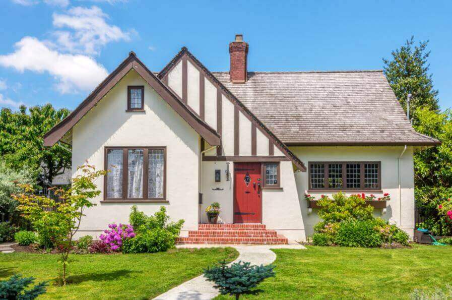 Huis met goed onderhouden gazon