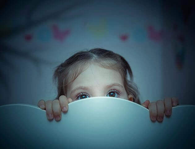 Angst voor het donker overwinnen door niet te laten schrikken