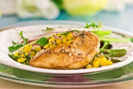 Kip in room met suikermaïs