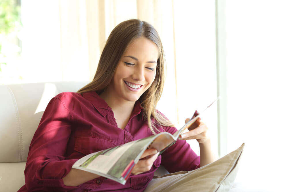 Vrouw leest tijdschrift
