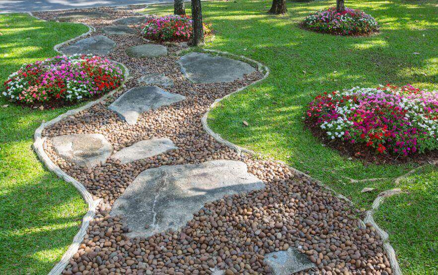 Pad van grind en natuursteen