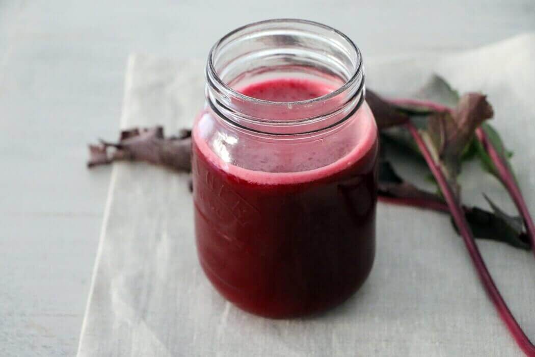 Glazen pot met rode bietensap