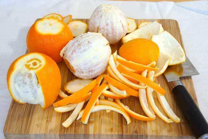 Sinaasappels deels met schil