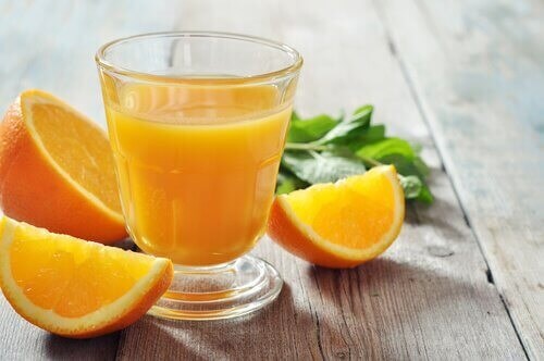 Sinaasappelsap is een middeltje voor de verzorging van je nagels