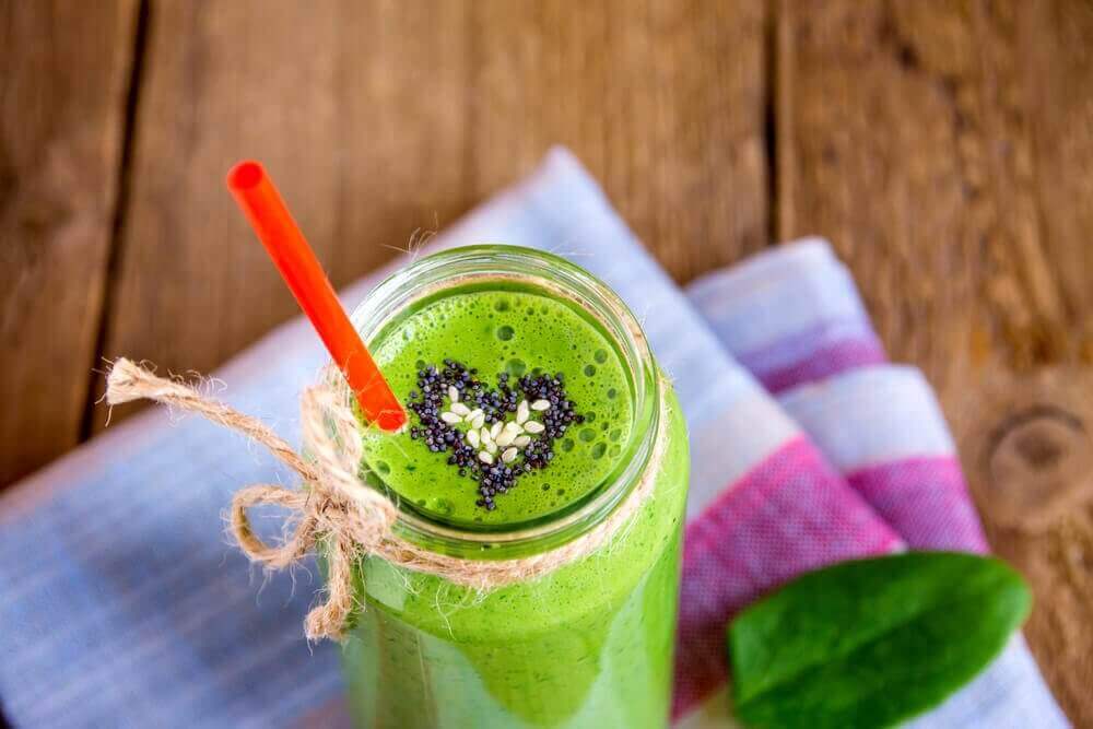 Gezonde groene smoothies met superfoods