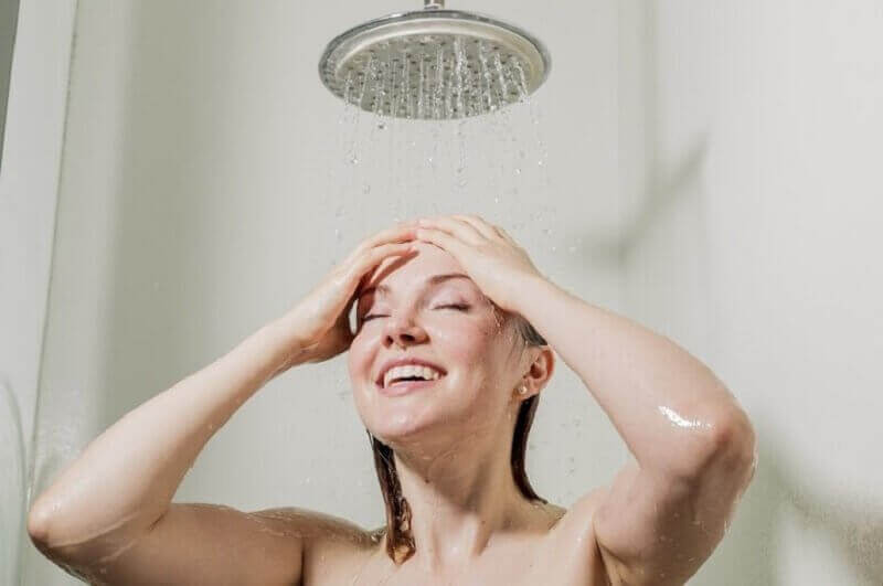 Vrouw onder de koude douche