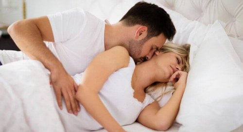 Koppel in bed heeft zin in seks
