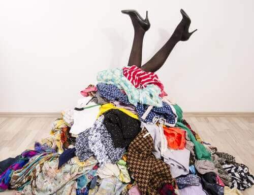 7 ideeën om je kleding op te ruimen als je geen kast hebt