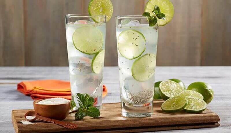 Twee glazen citroenwater