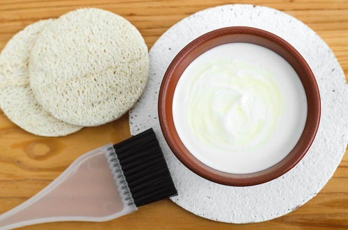Een gezichtsmasker met yoghurt en banaan