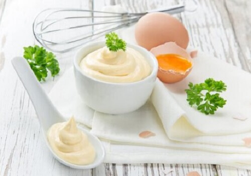 Een haarmasker met mayonaise en ei om het haar te voeden